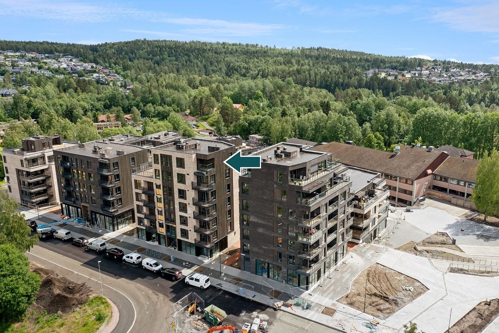 Leiligheten ligger flott til i 7. etasje i et veletablert og populært boligområde med et bredt tilbud av dagligvarebutikker, kjøpesenter og treningssentre. Galleribilde