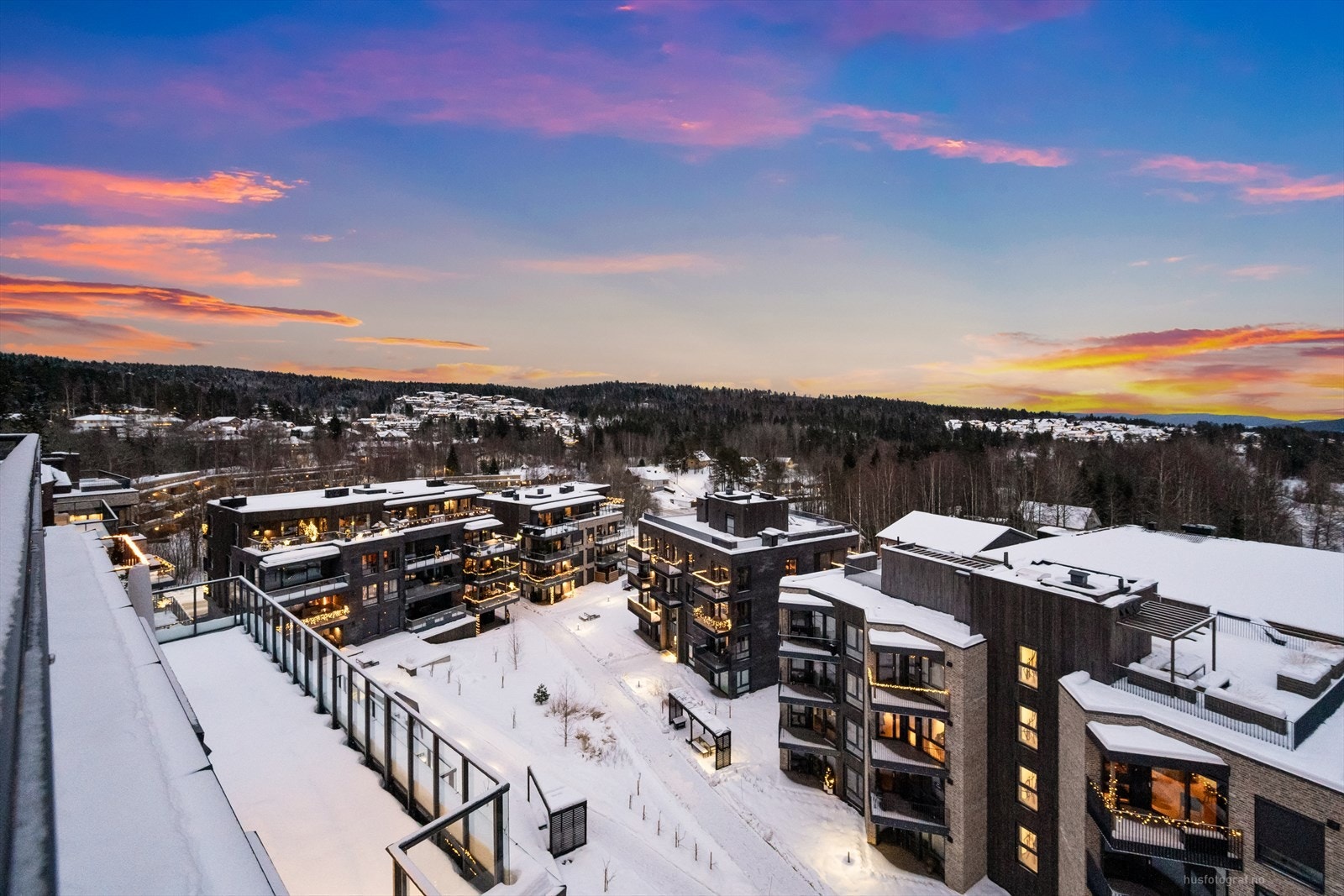 Her bor du på toppen, høyt og flott i 7. etasje i et nytt og moderne sameie, i en helt ny og strøken leilighet med heis direkte inn i boligen og nærhet til alle nødvendige fasiliteter. Galleribilde