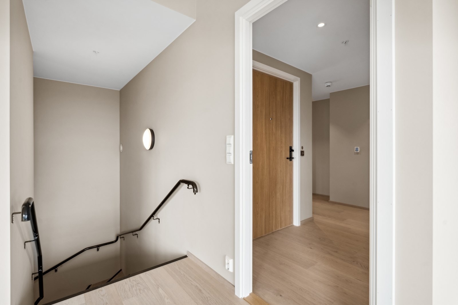 Velkommen inn! Denne leiligheten har egen direkte adkomst via heis inn i leiligheten(bak eikedøren) samt egen inngang fra trapperom i 6. etasje. Galleribilde
