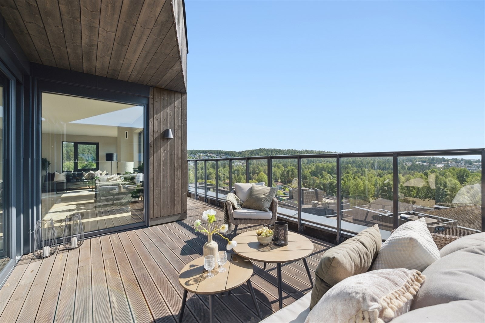 Herlig takterrasse med vidstrakt utsikt og god plass til utemøbler. Med to uteplasser får man sol fra tidlig morgen til sen kveld! Galleribilde