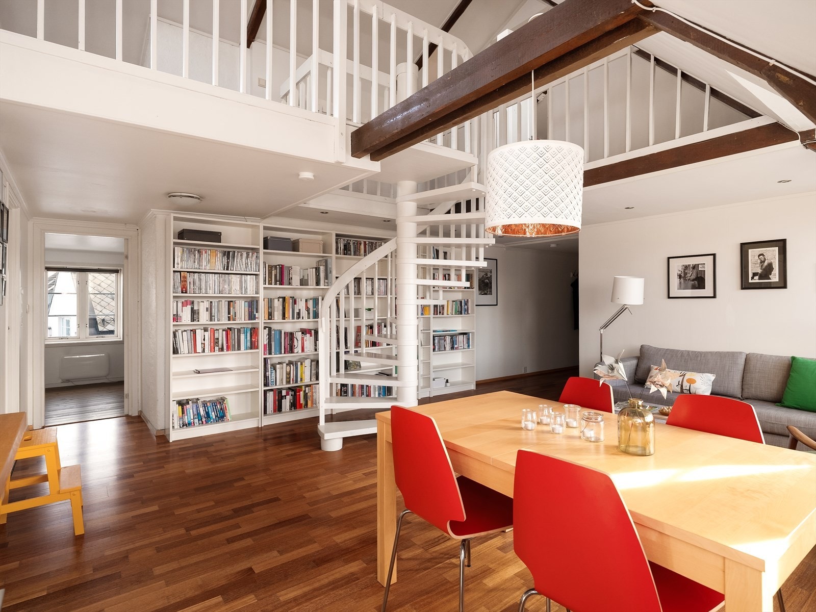 Legg merke til de stilfulle takbjelkene som gir rommet særpreg og karakter. Galleribilde