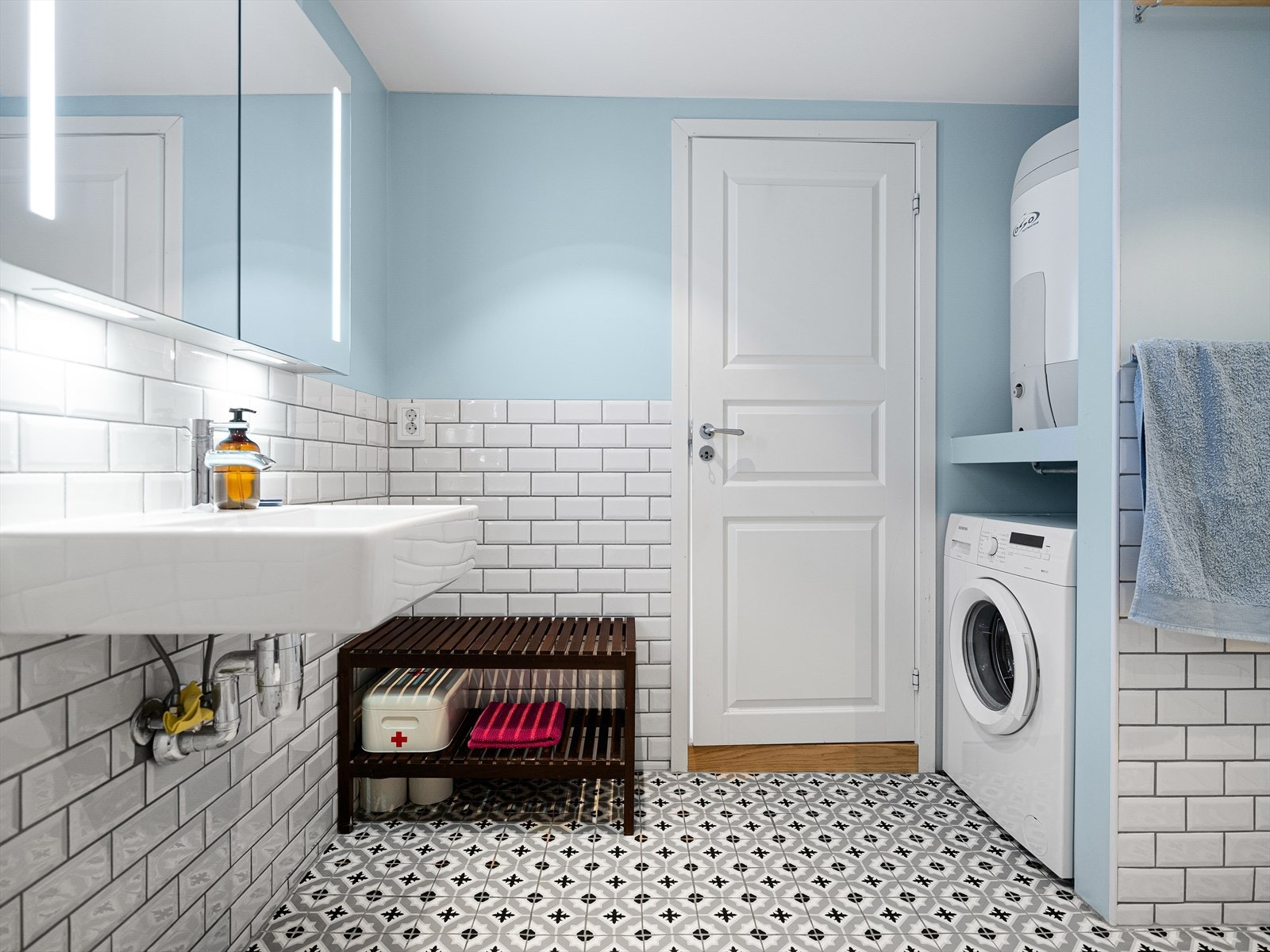 Badet er praktisk innredet med egen sone for klesvask, hvor vaskemaskin også medfølger handelen. Galleribilde