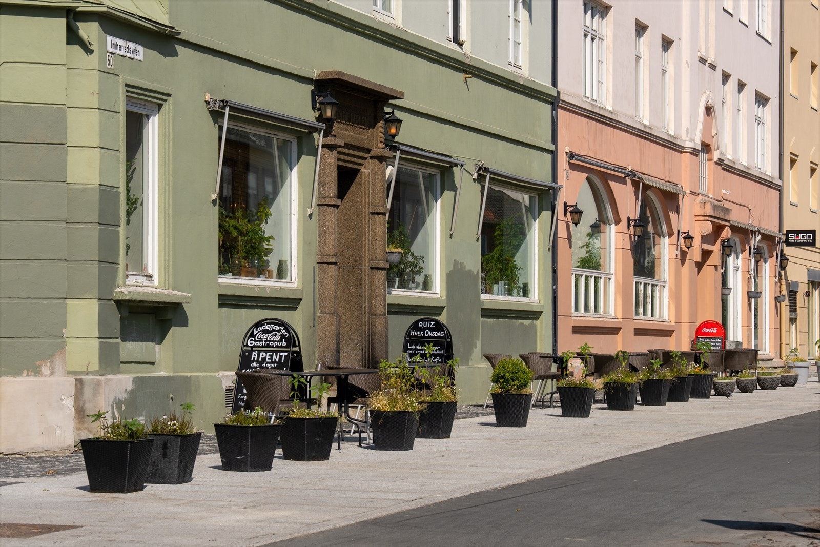 I første etasjen av bygget ligger Ladejarlen. Et hyggelig sted å samles for noe godt i glasset eller et godt måltid. Galleribilde