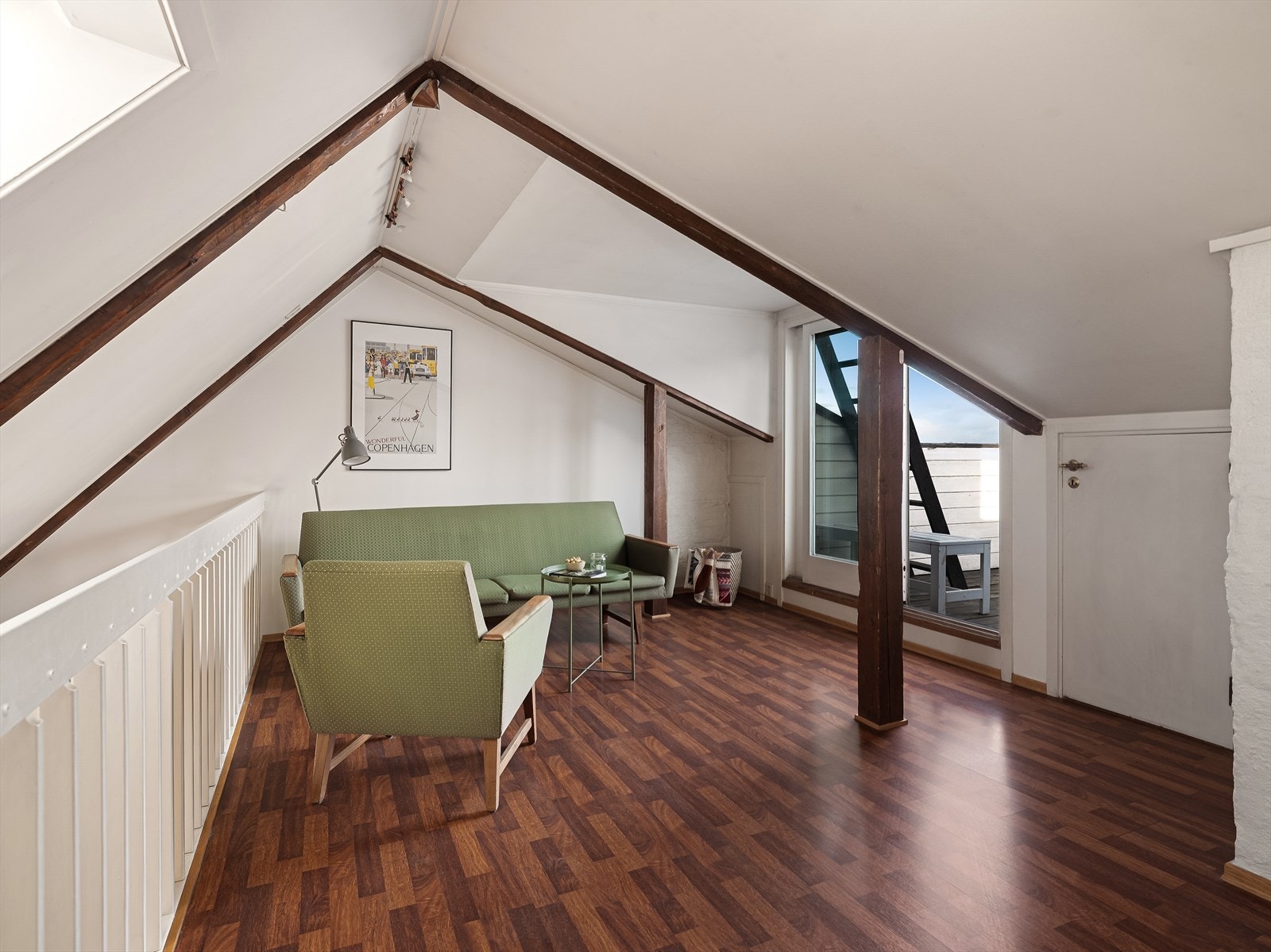 Den praktiske og koselige loftstuen måler 15 kvm og oppleves som et oppholdsrom med sjel og ekte loftfølelse. Galleribilde