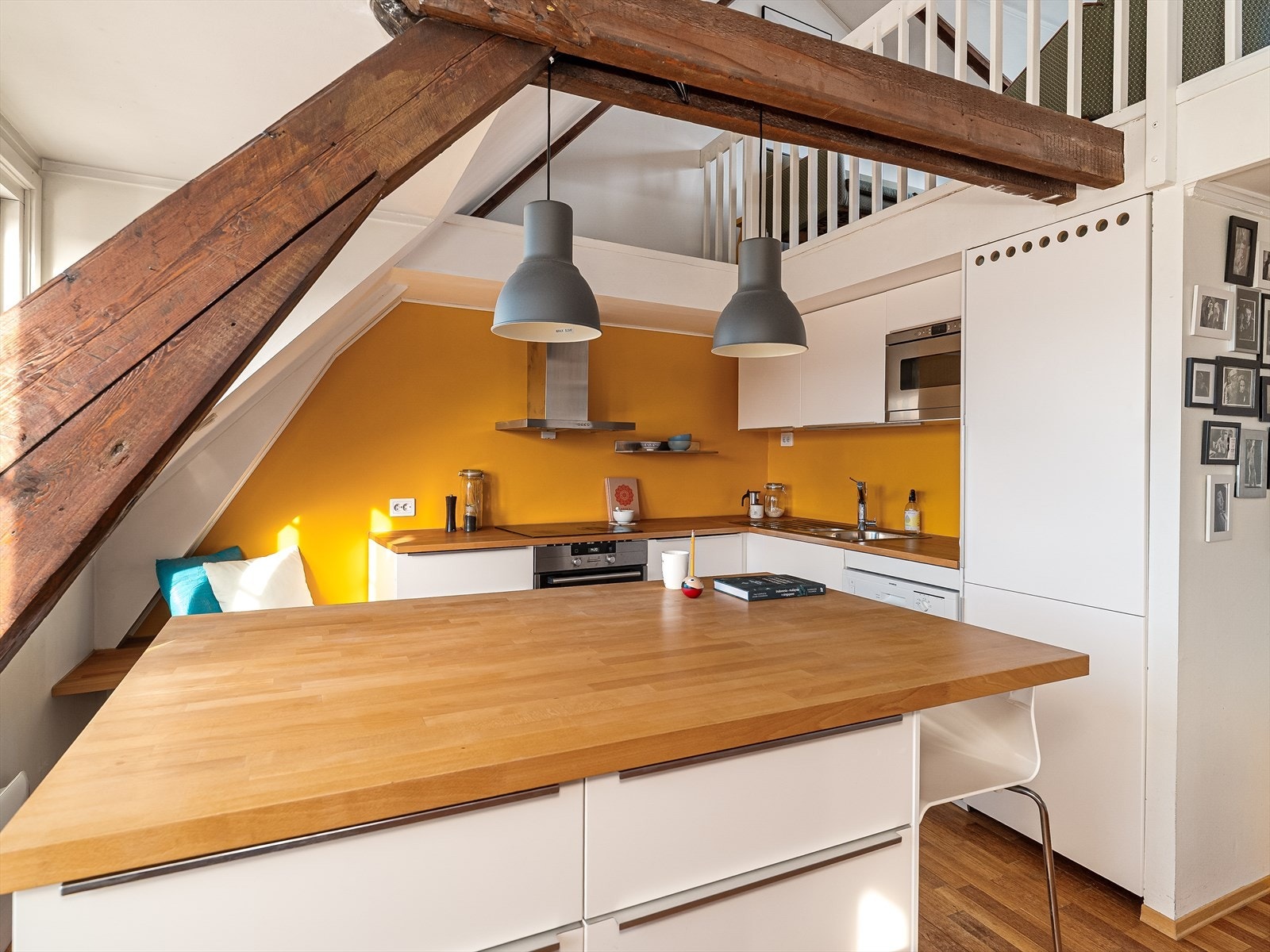 Her er det rikelig med benkeplass både i kjøkkeninnredningen og på kjøkkenøyen. Galleribilde