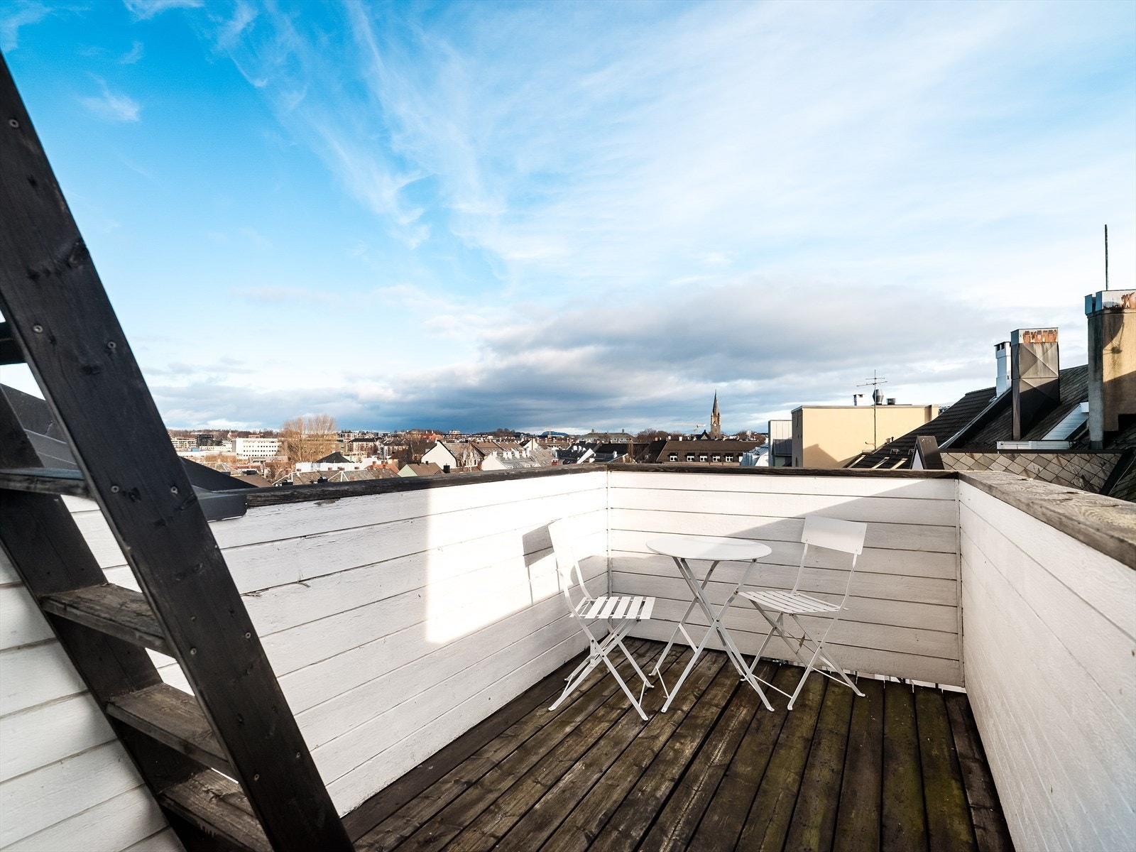 Her har man sol fra morgen til sen ettermiddag, samt god plass til en hyggelig sittegruppe hvor man kan nyte utsikten utover Lade og fjorden. Galleribilde