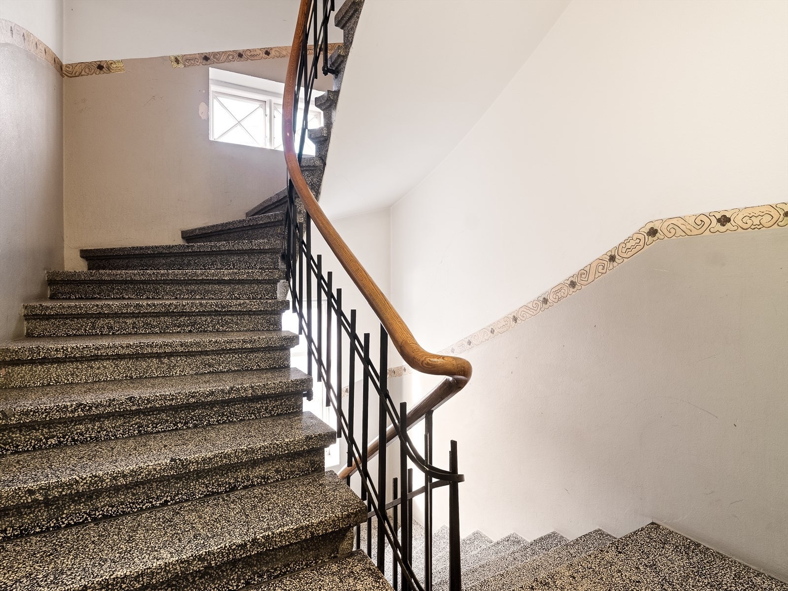 Inngang via felles trappeløp. Galleribilde