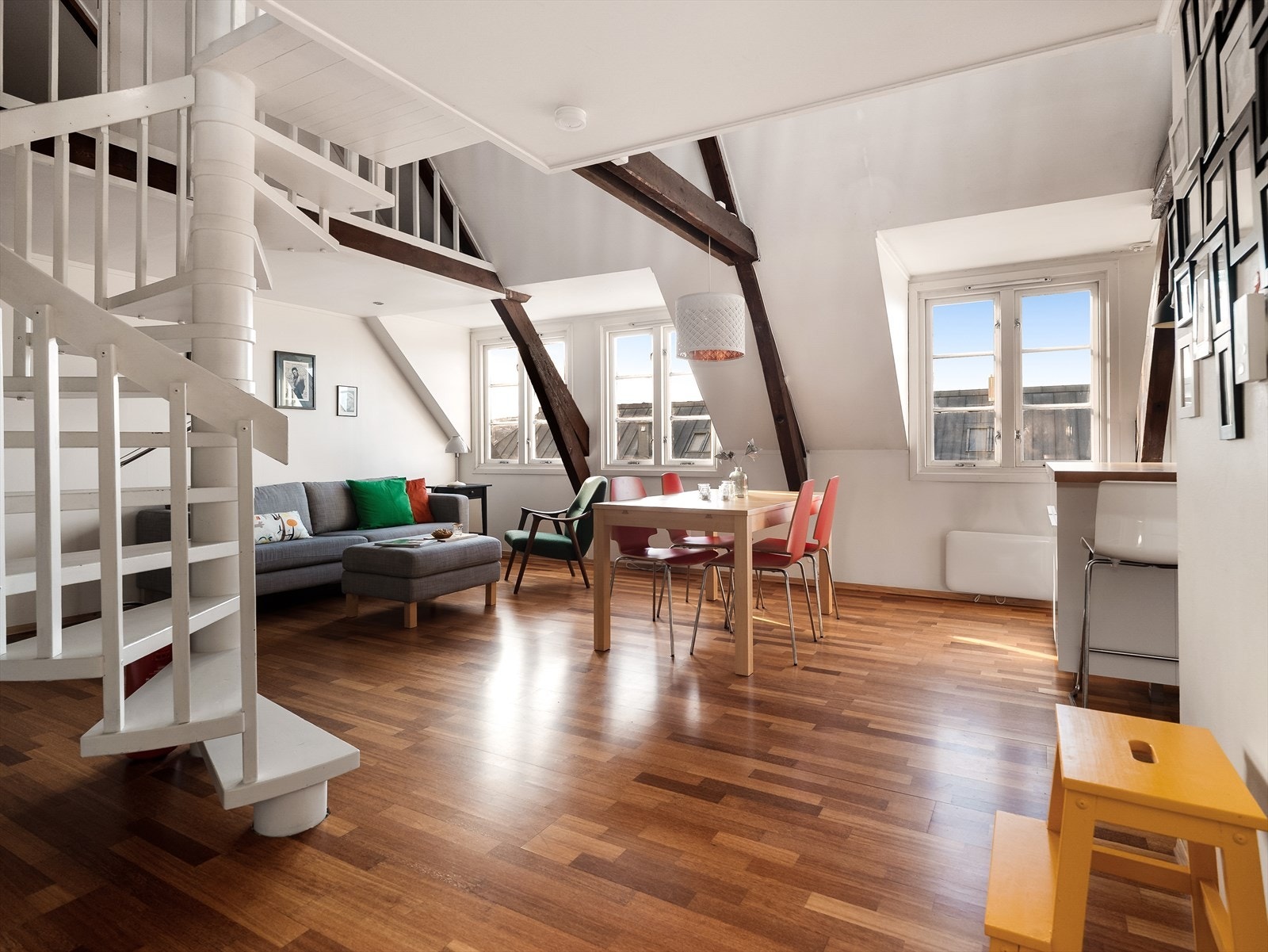 Innbydende og lys stue med god plass til alt av ønsket møblering. Galleribilde