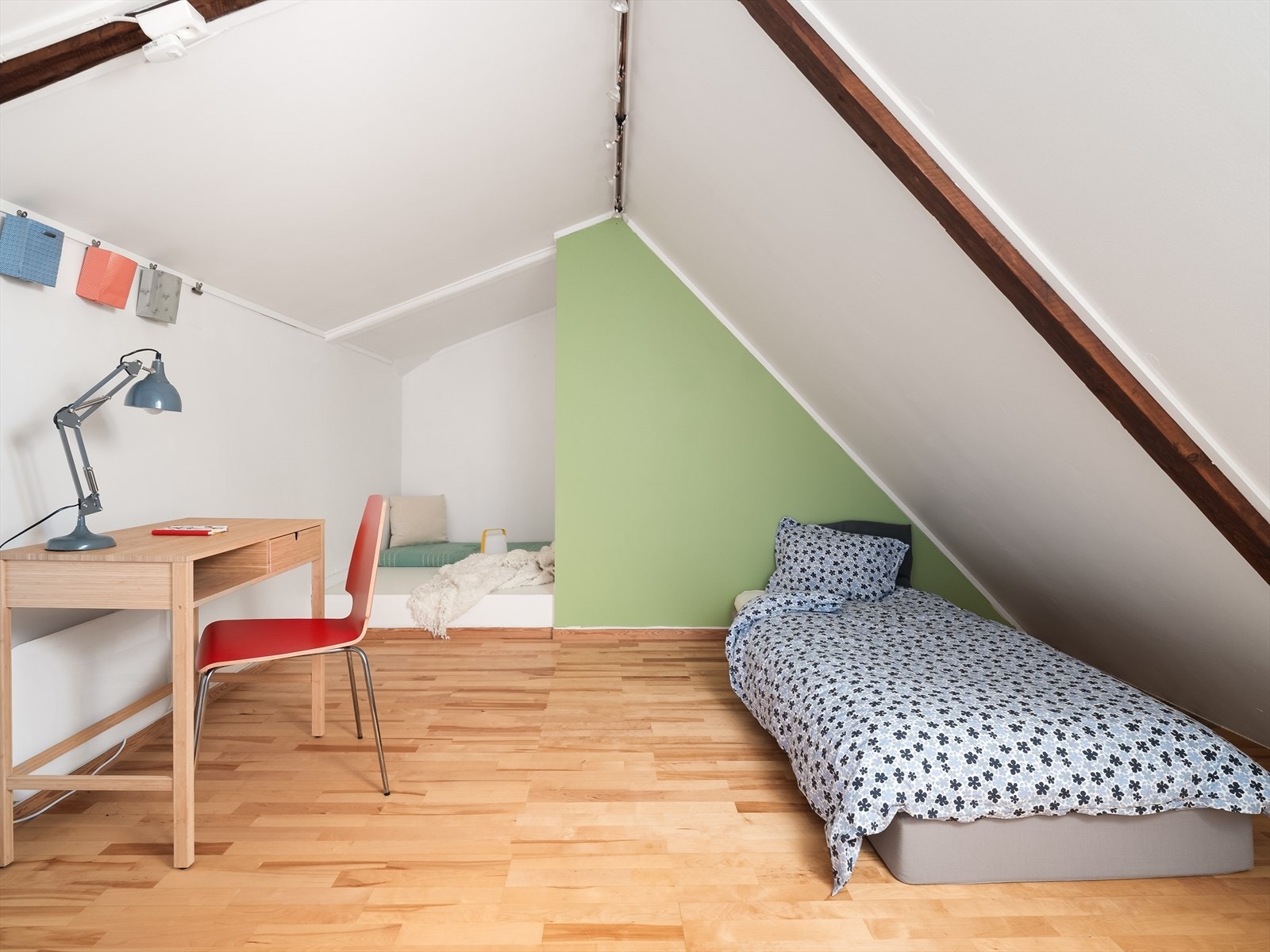 Rommet måler 8 kvm og er svært sjarmerende med en koselig krok som er perfekt for lese- eller lekestunder. Galleribilde