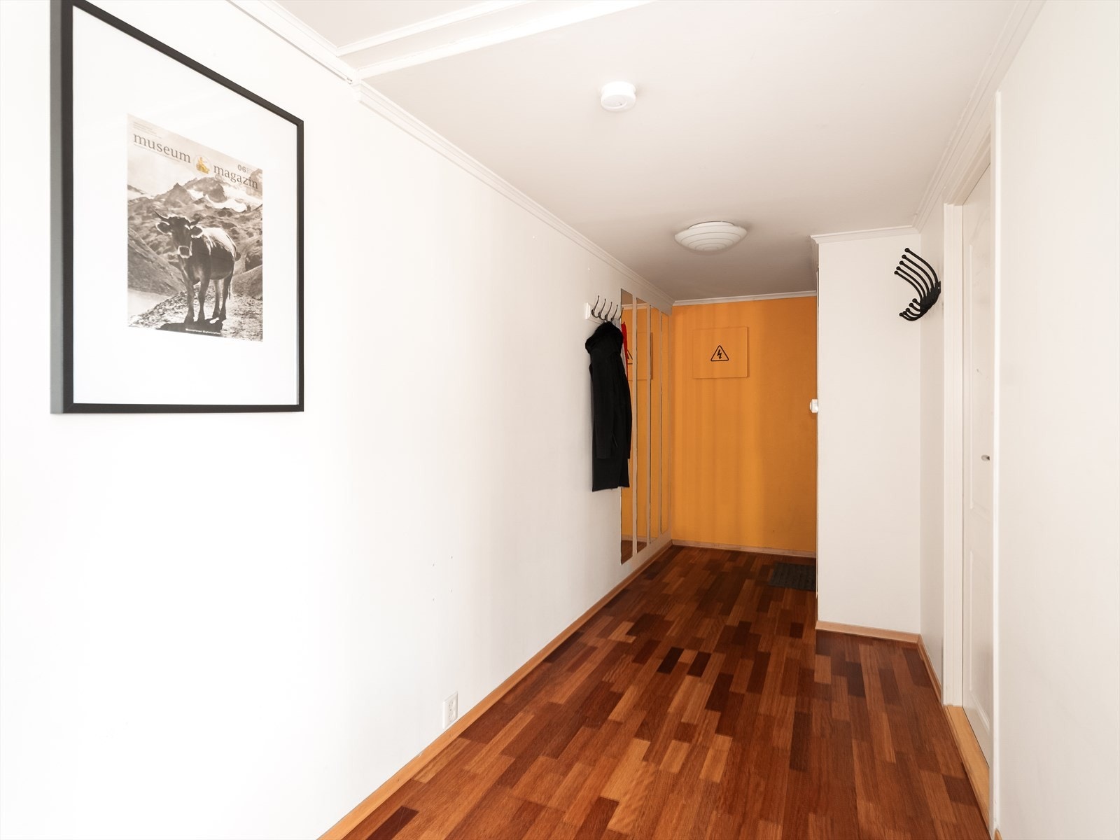 Entréen måler 6,5 kvm og har god plass til sko og yttertøy. Galleribilde