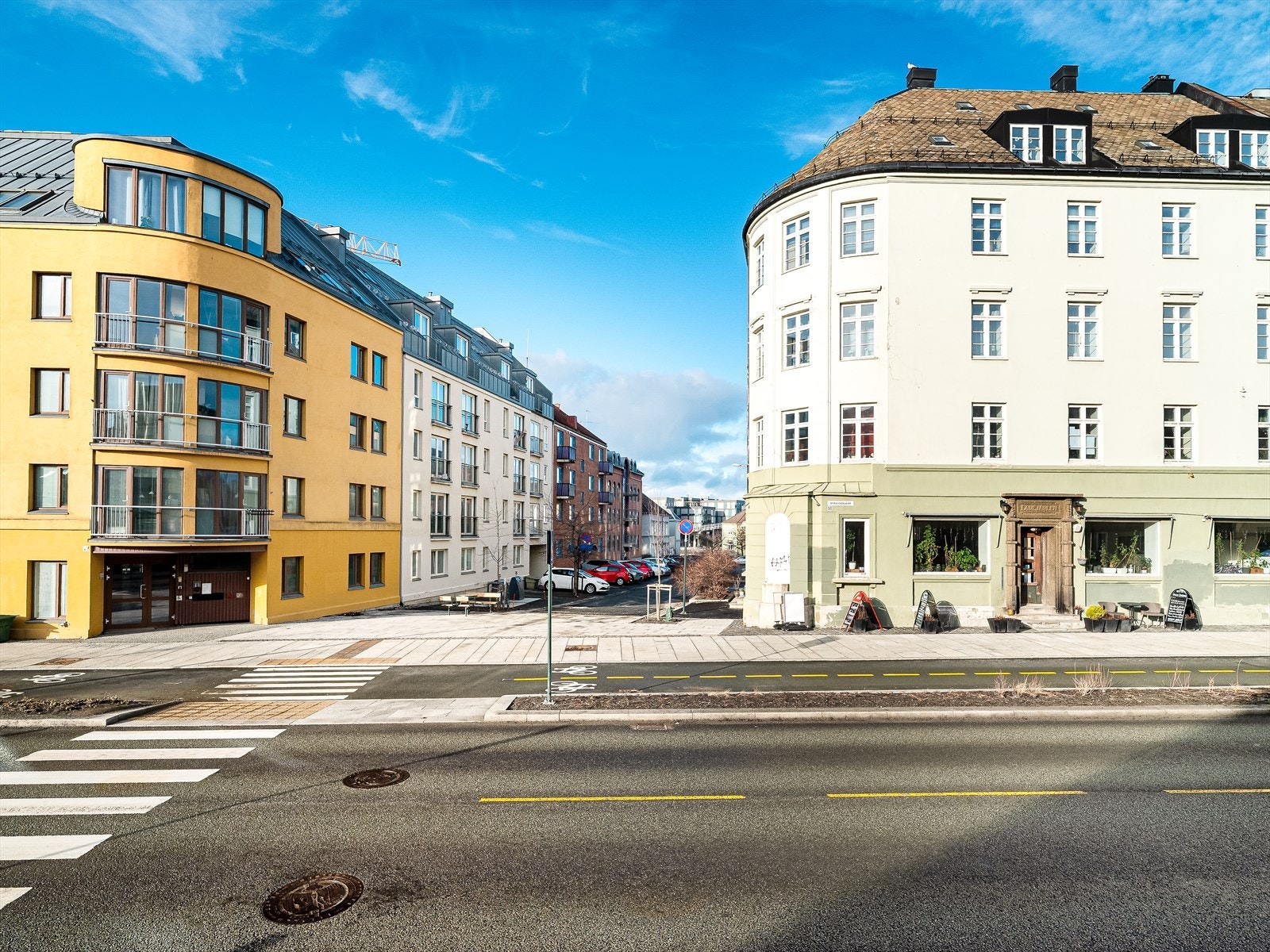 Leiligheten ligger i en klassisk bygård i Innherredsveien, som nylig ble oppgradert til miljøgate med bredere fortau og sykkelveg. Galleribilde