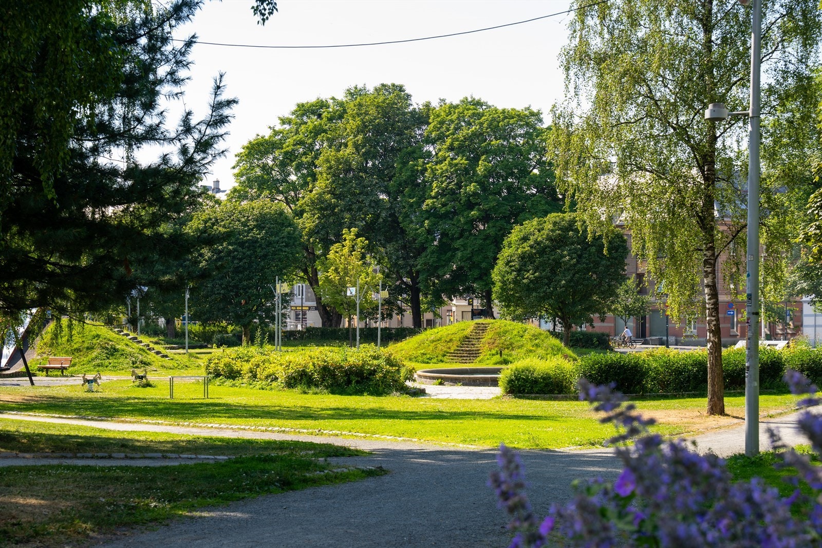 Lademoparken ligger i nærområdet og er et perfekt sted å tilbringe fine solværsdager på, med flotte grøntområder, fontene og lekeplass for små. Galleribilde