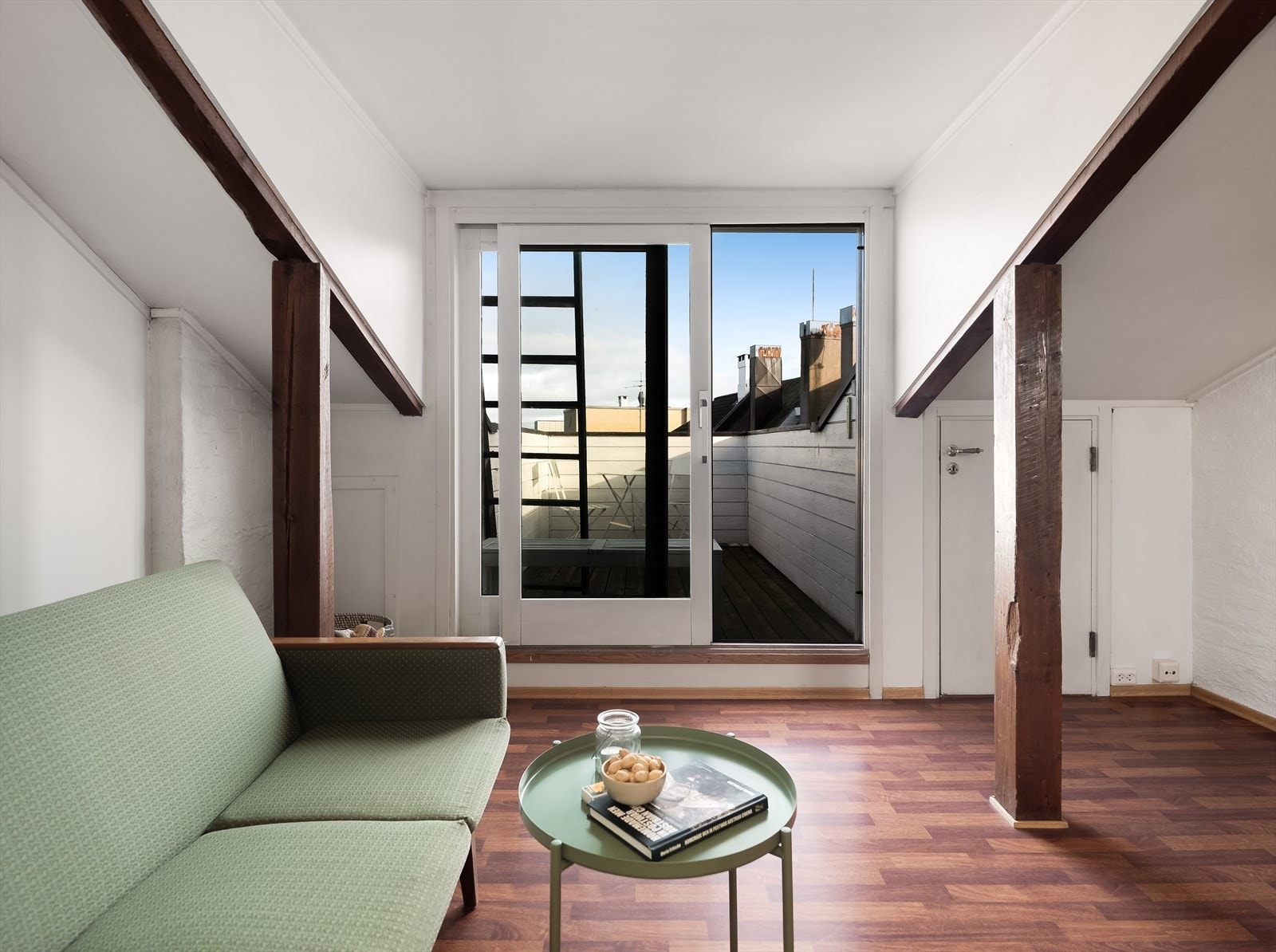 Fra loftstuen har man utgang til en egen solrik takterrasse. Galleribilde