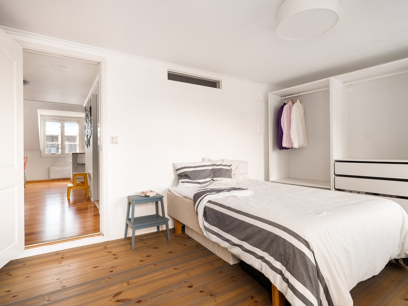 Hovedsoverom på 14 kvm med lekkert heltre furugulv. Galleribilde