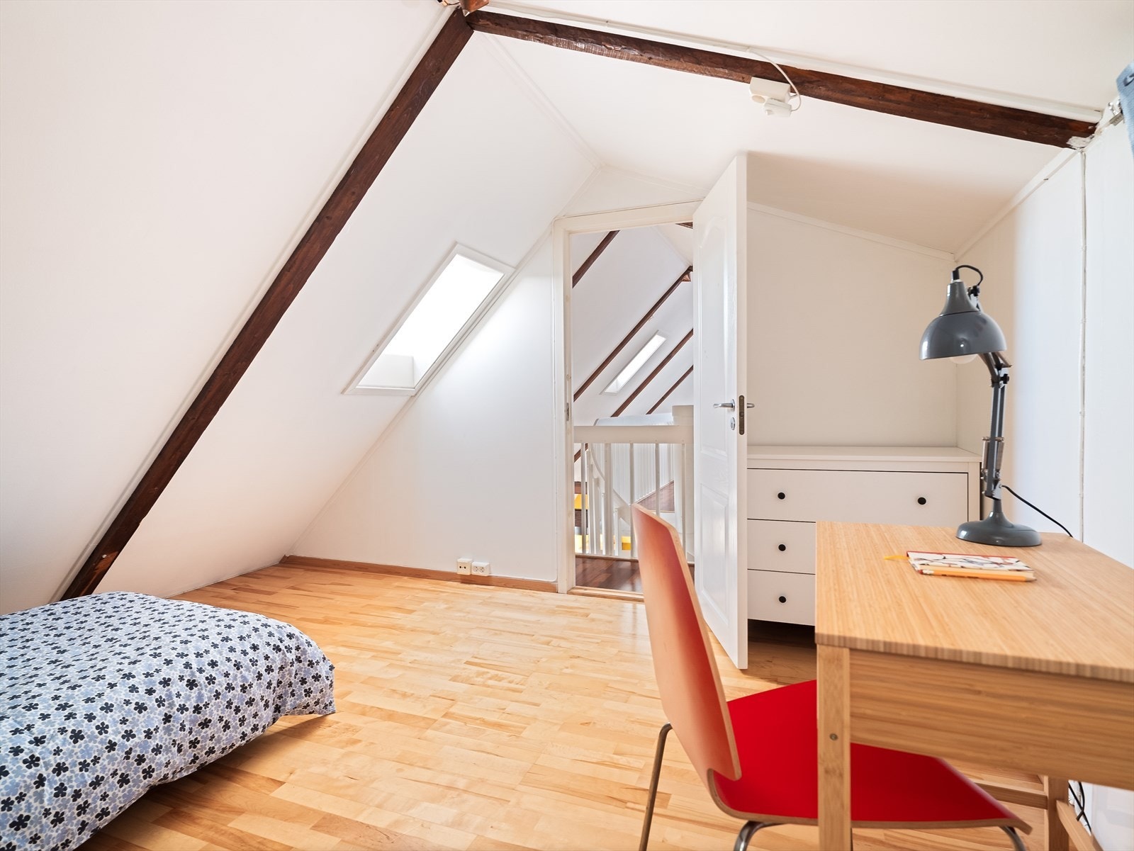 Disponibelt rom på loft. Rommet er opprinnelig omtalt som "sovehems" i byggemeldte tegninger og brukes idag som soverom. Tiltaket er ikke omsøkt. Galleribilde