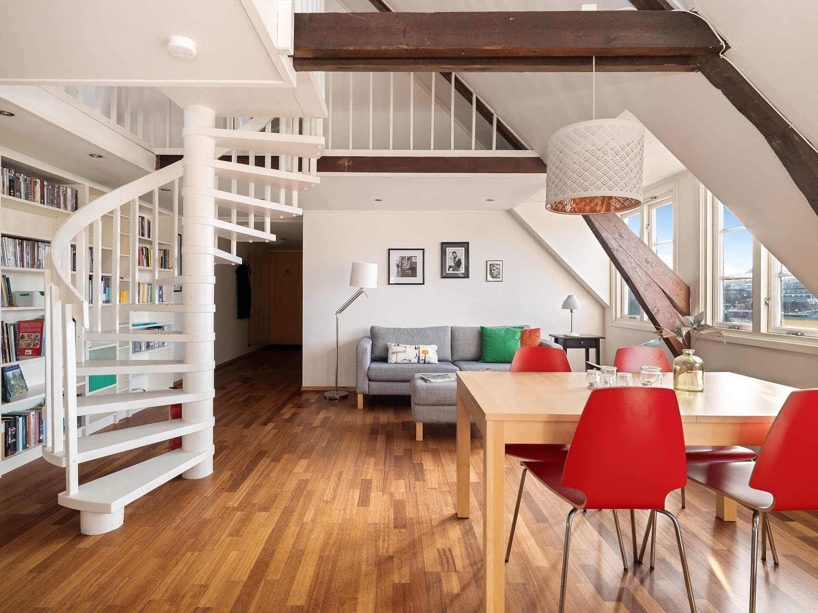 Stuen måler 27 kvm og kan enkelt møbleres etter ønske med blant annet egen sofa og spisegruppe. Galleribilde