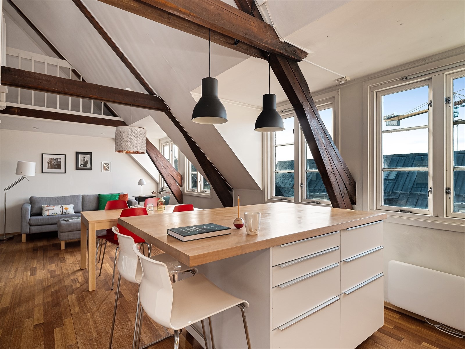 Kjøkkenøyen har plass til barstoler for en ekstra sosial sone. Galleribilde