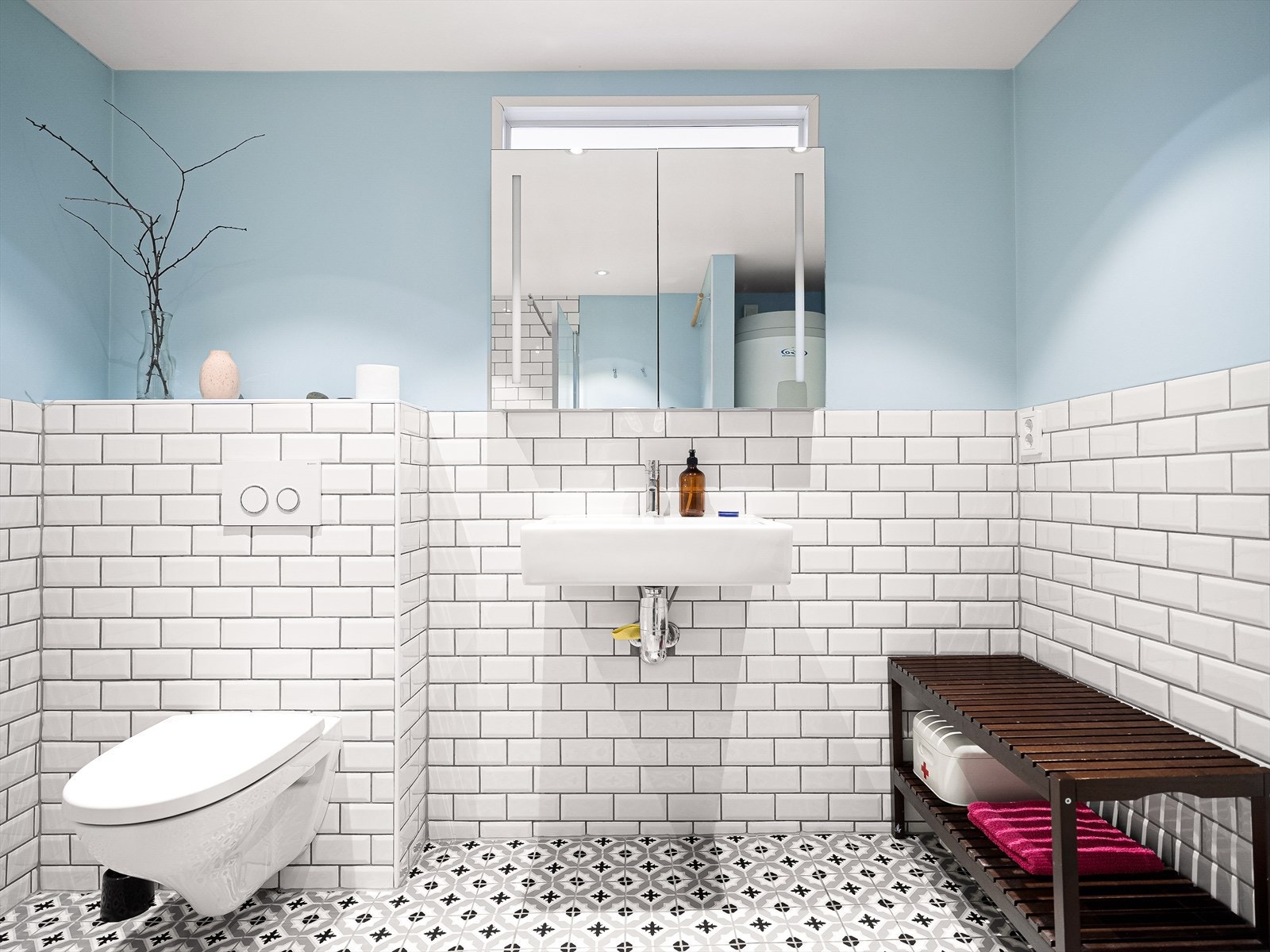 Badet er unikt og har elegante hvite metrofliser med mørke fuger og dekorative franske dekorfliser som gir badet et ekslusivt preg. Hele badet ble pusset opp i 2015 i en klassisk-urban stil. Galleribilde