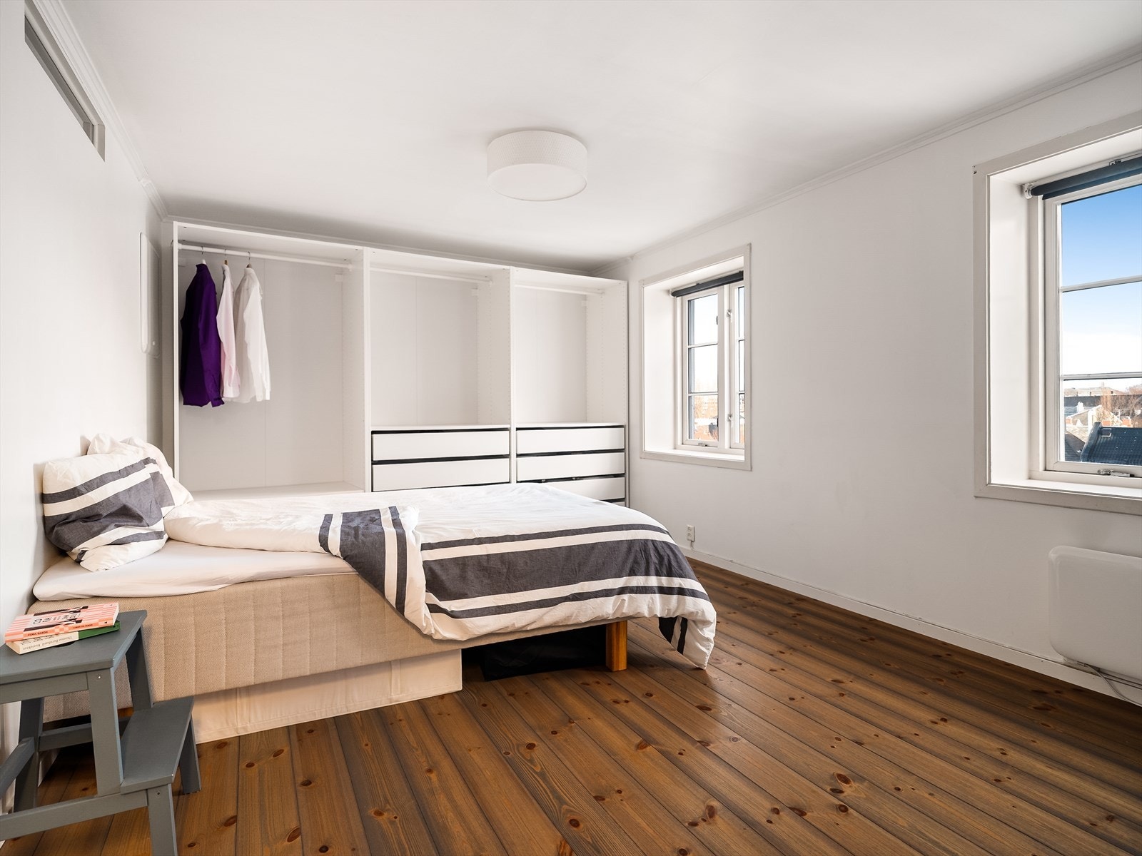 Soverommet har god plass til møblering av dobbeltseng og stort garderobeskap. Galleribilde