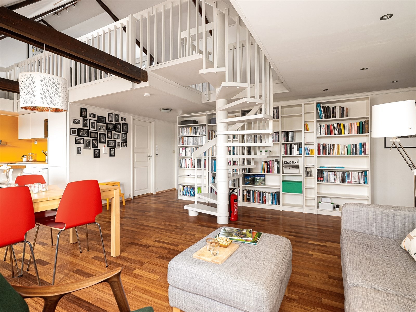 Her er det svært god takhøyde som gjør at rommet oppleves romslig og luftig. Galleribilde