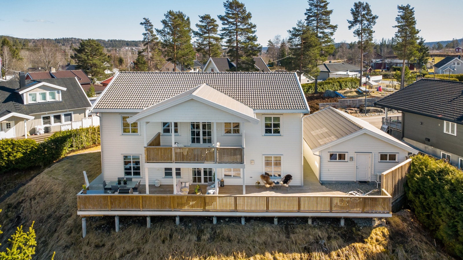 Lokalmegleren & Partners har gleden av å presenter en nyere og strøken enebolig over 2 plan, tegnet av anerkjente Vrådal Arkitekter Galleribilde