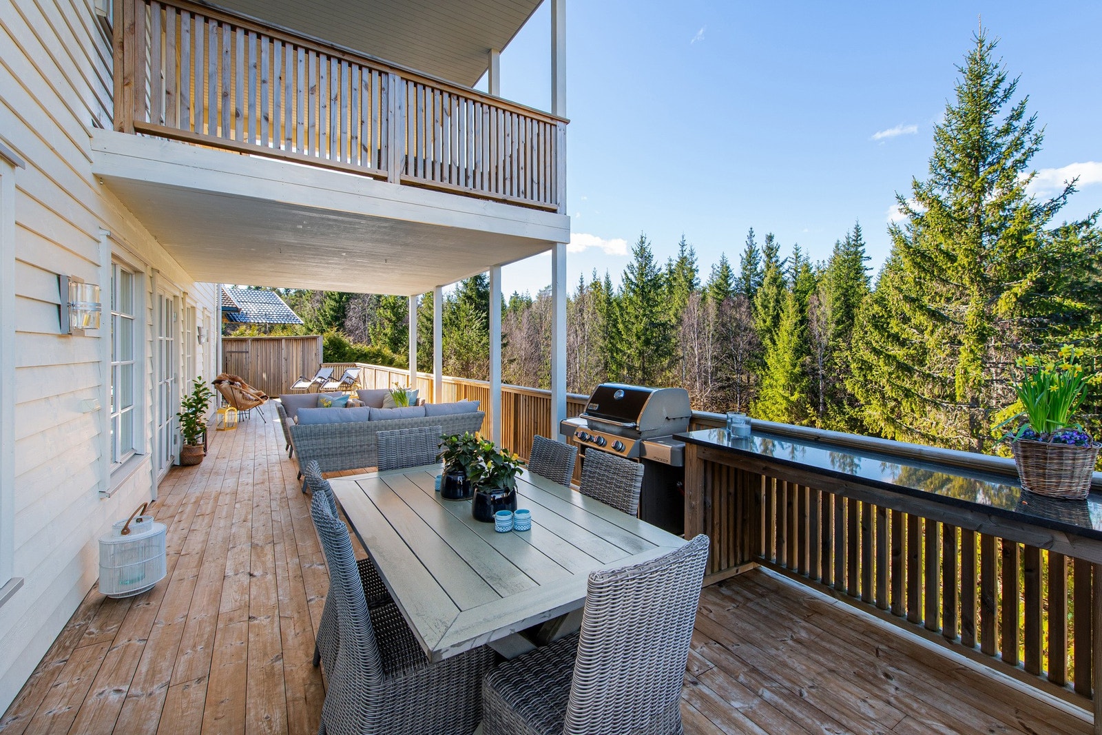 Terrassen er orientert mot både syd, vest- og nord for optimale solforhold, og rommer både plass til spisebord, utemøblene, grillen og solsengene. Galleribilde