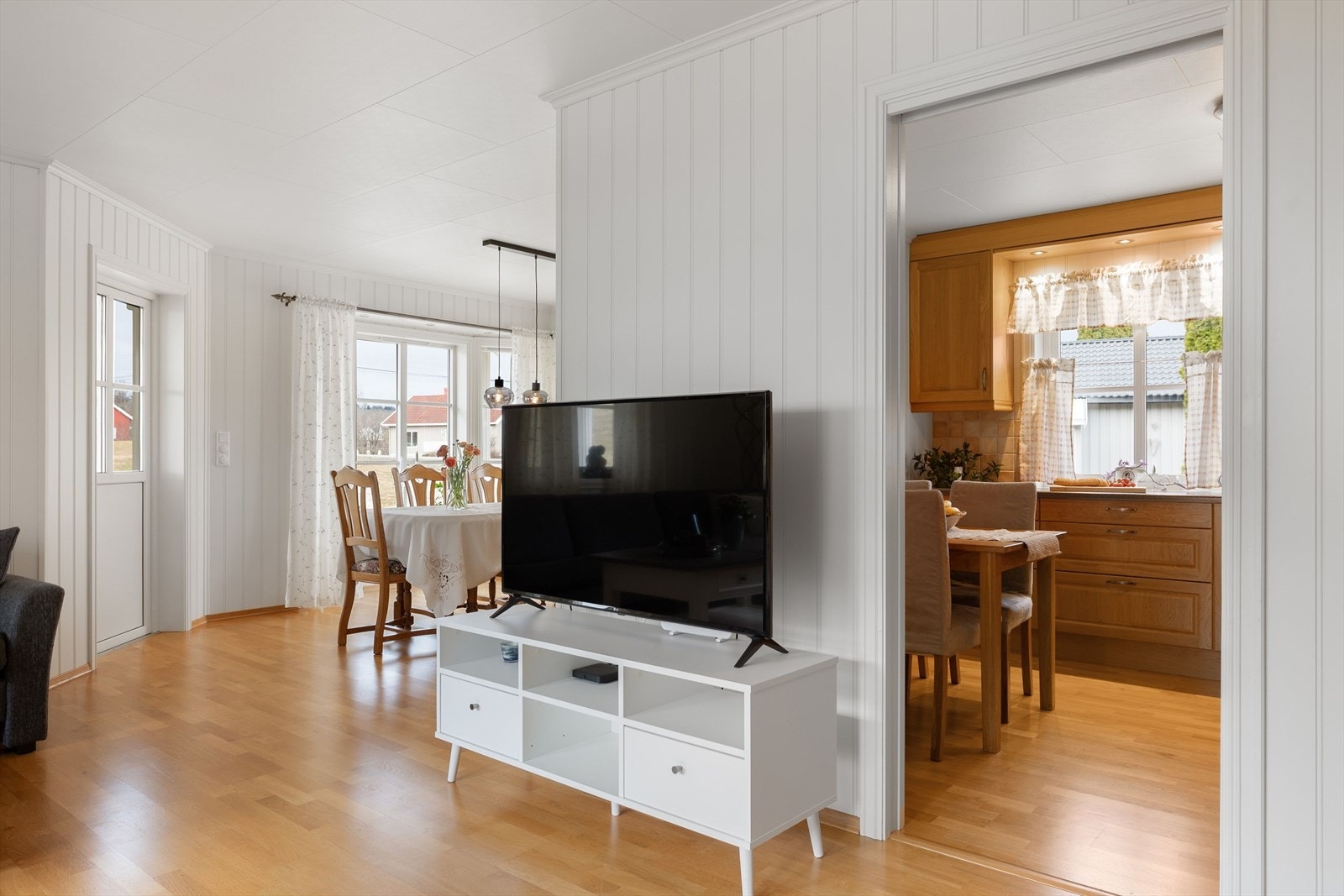 Adkomst til separat kjøkken fra stuen. Galleribilde