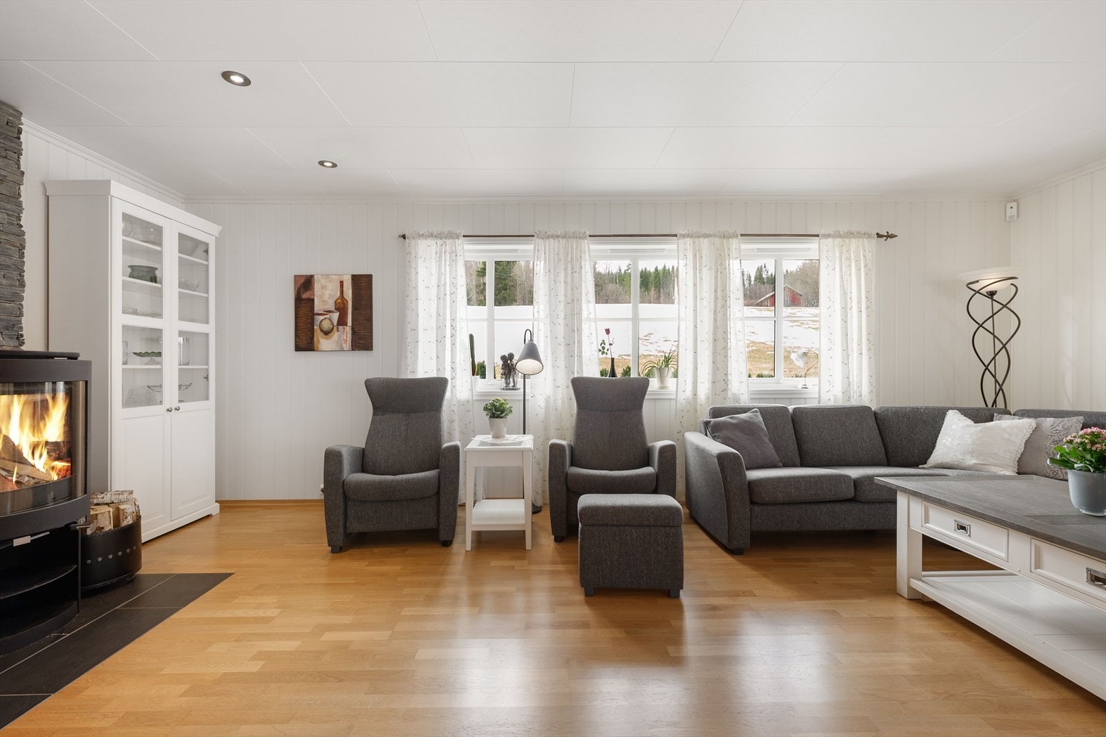 Godt lysinnslipp gir gode lysforhold til stuen. Galleribilde