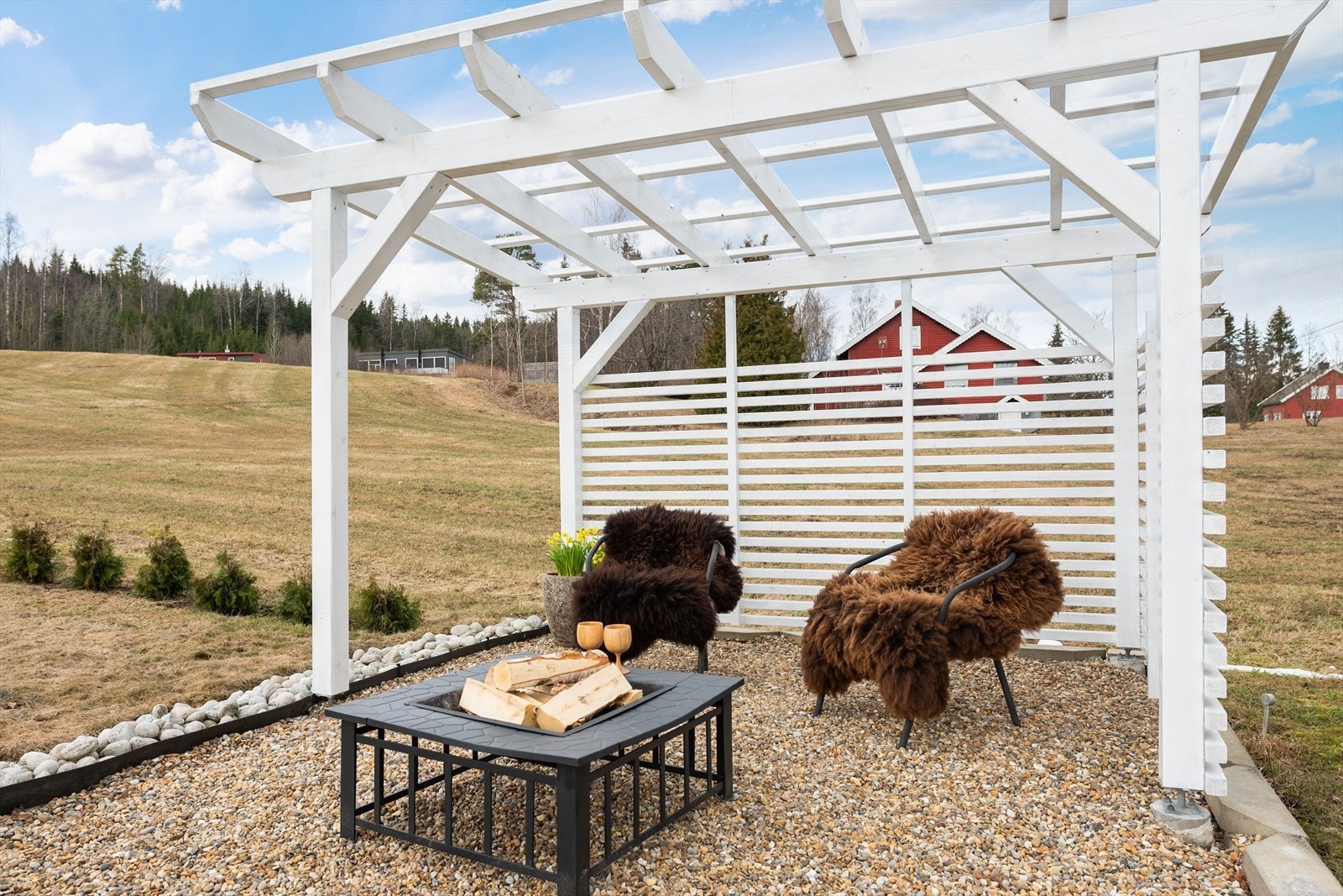 Frittliggende pergola med gruset gulv lengst nord/vest på tomten. Galleribilde