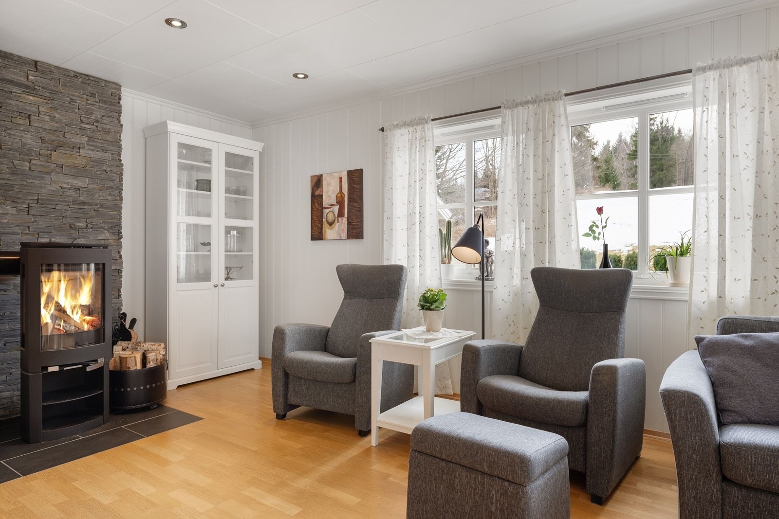 Koselig med fyr i ovnen på de aller kaldeste dagene. Galleribilde