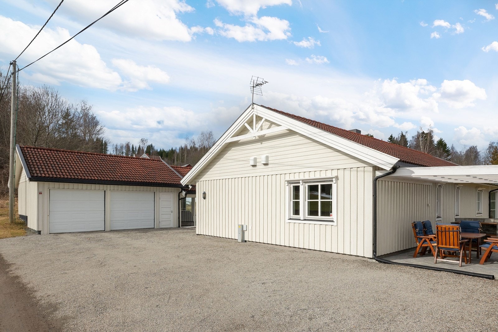 Romslig gruset gårdsplass med gode parkeringsmuligheter. Galleribilde