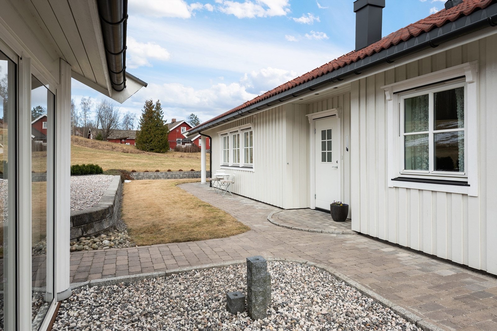 Renslig og forseggjort inngangsparti og uteområde med belegningsstein. Galleribilde