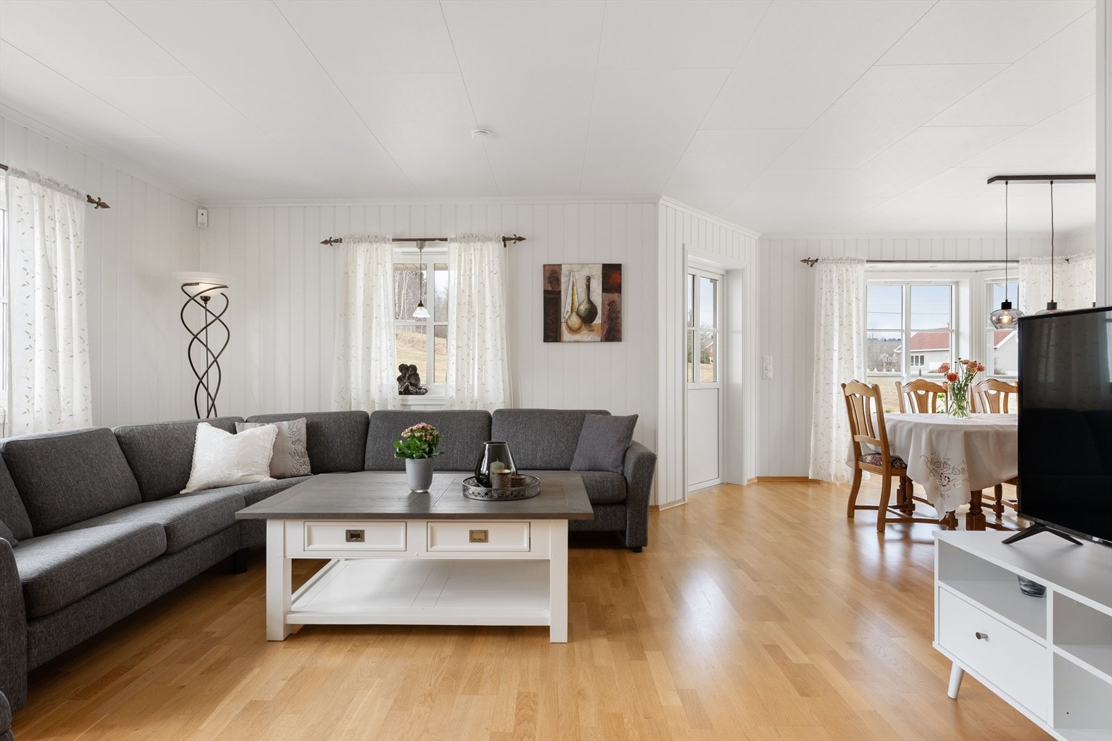 Stuen er vinekelformen som gir gode alternativer til møblering. Utgang til markterrasse med belegningsstein fra stuen. Galleribilde