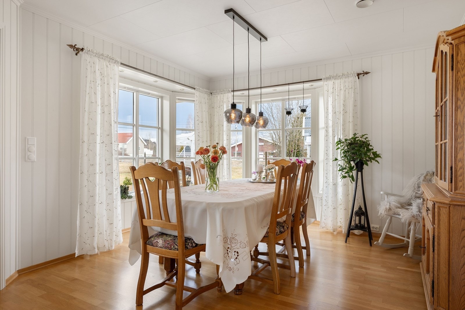 Spisestue med godt lysinnslipp fra store vinduer. Galleribilde
