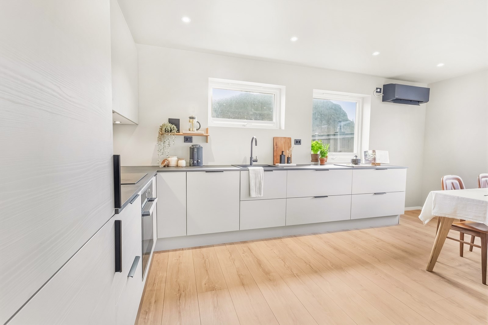 AUBO kjøkkeninnredning med integrerte hvitevarer og god skap -og benkeplass. Galleribilde