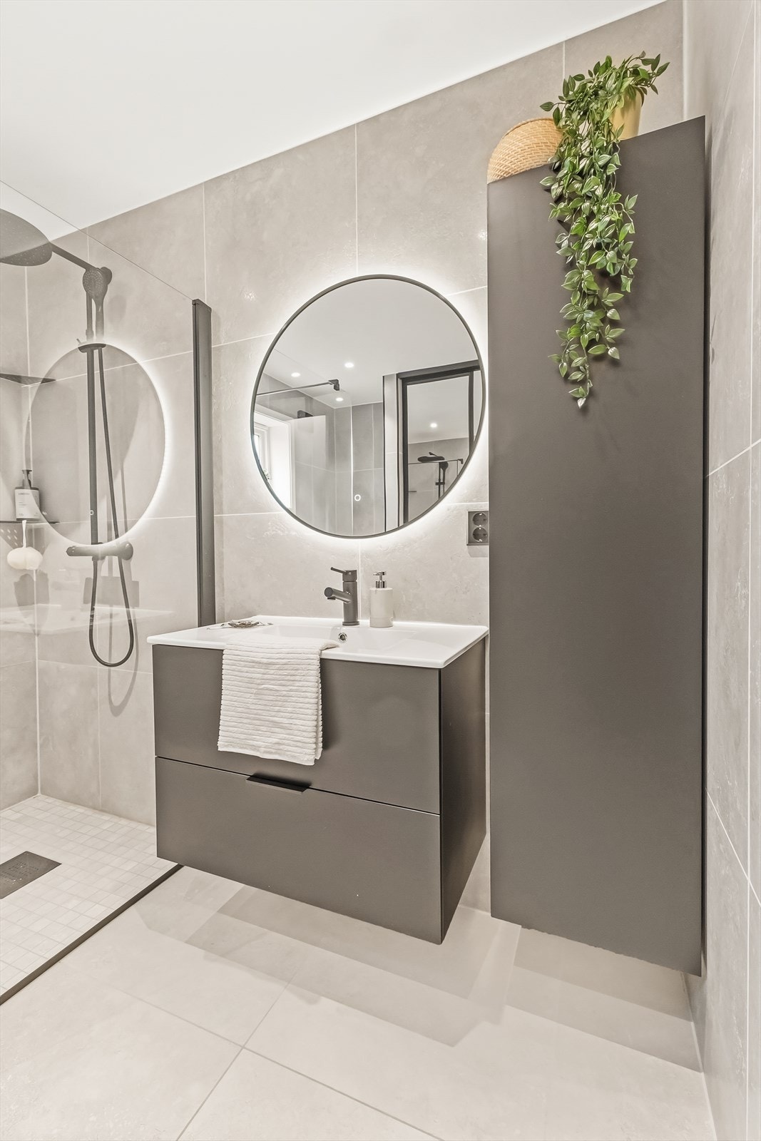 Bad/vaskerom med servant, wc og dusjnisje. Galleribilde