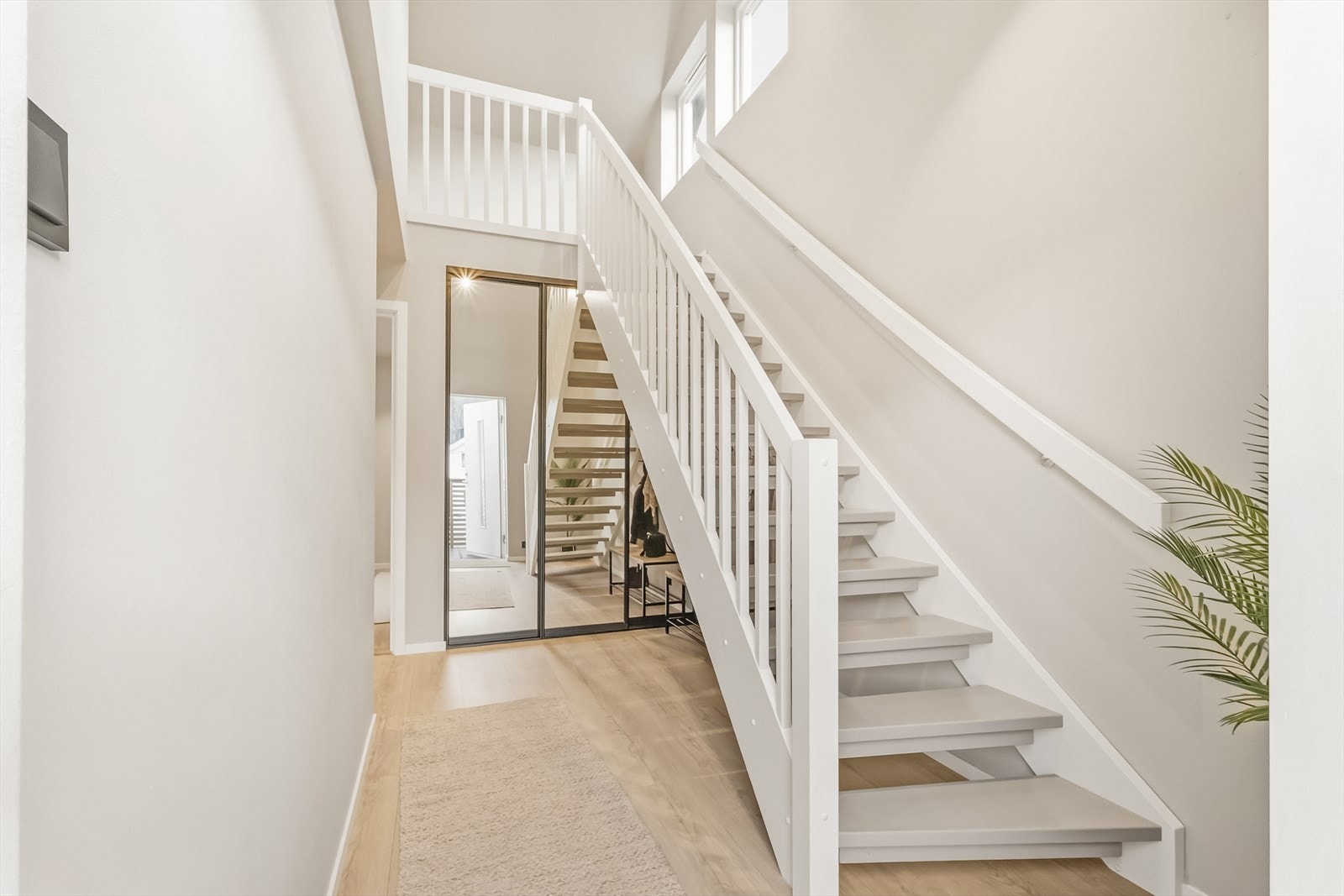 Gang/ inngangsparti med ekstra takhøyde. Her er også god oppbevaringsplass i garderobeskap u/trapp. Galleribilde