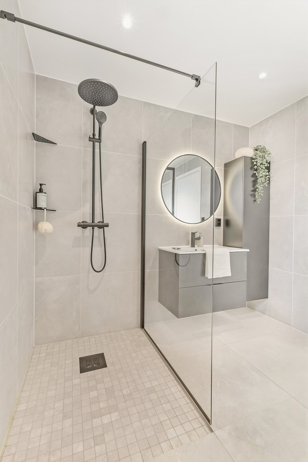 Stilige moderne detaljer. Flislagt gulv med varmekabler og flis på vegg. Downligths i tak. Galleribilde