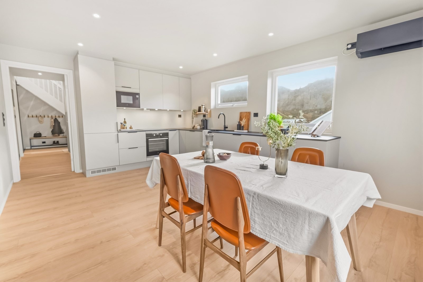 Boligen har gjennomgående god standard. Her er slette gipsvegger og listefritt tak med downligths. Alloc laminatgulv. Galleribilde