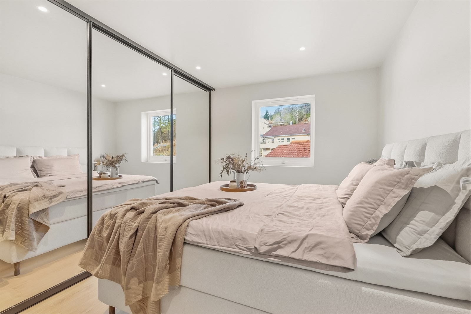 Hovedsoverom med garderobeskap i speil og god oppbevaringsplass. Galleribilde