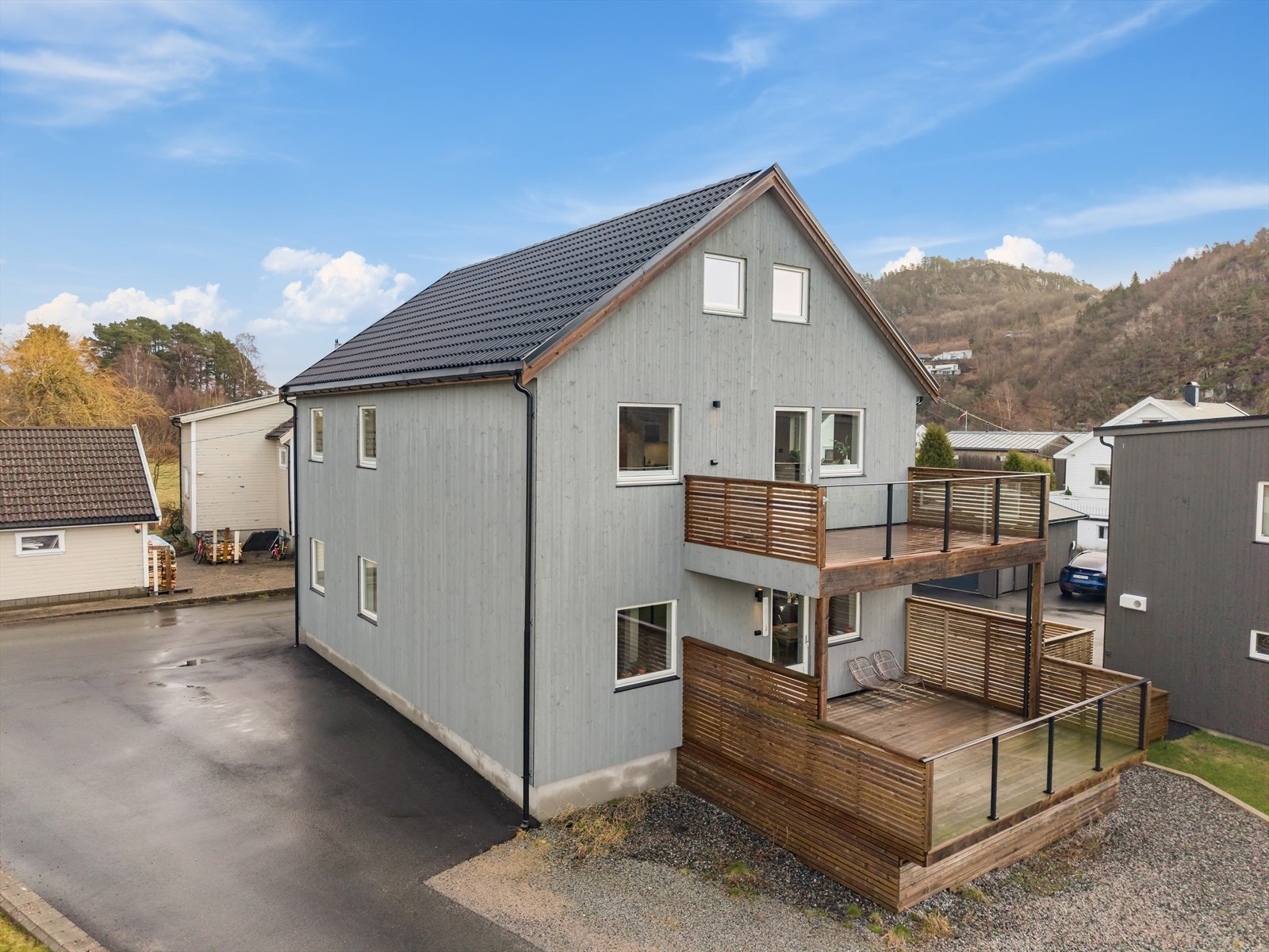 Flott terrasse i front med utsikt ut mot Rosfjorden! Galleribilde