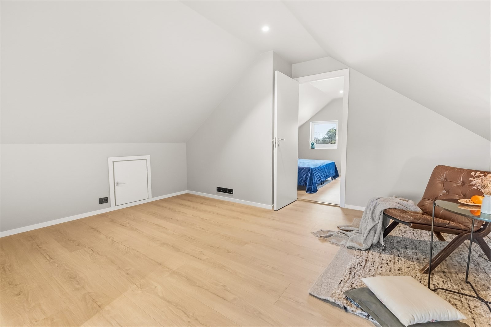 Her er god størrelse. Plass til div. lagring i kott v/skråtak. Galleribilde