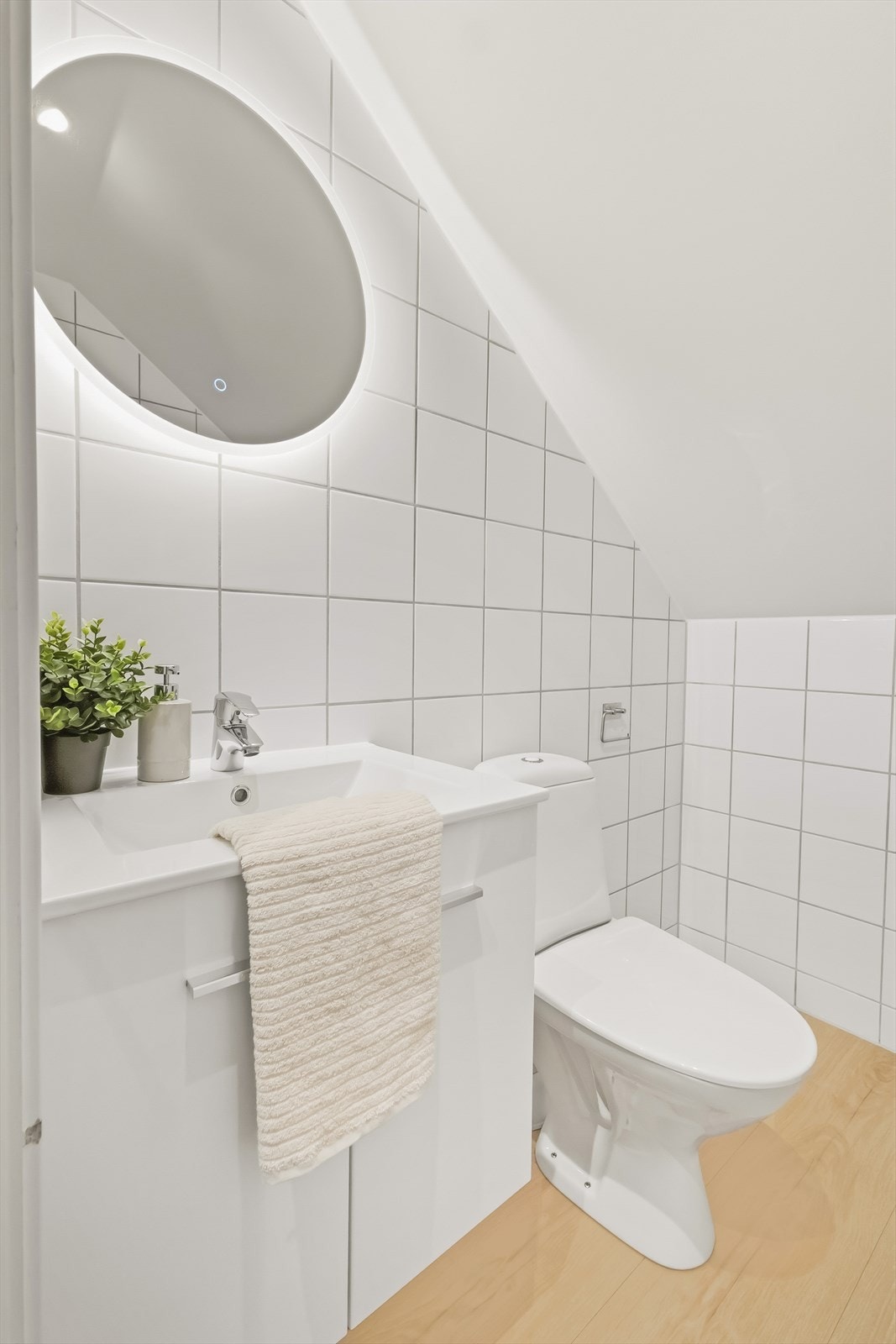 Toalettrom i loftsetasjen innredet med servant og wc. Galleribilde