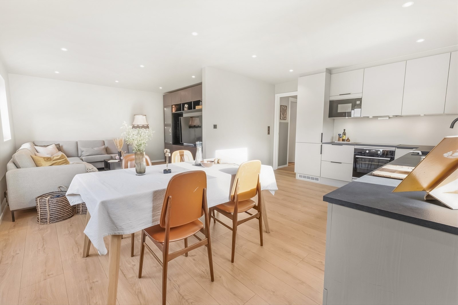 Åpen planløsning mellom kjøkken og stue gir god romfølelse. Galleribilde