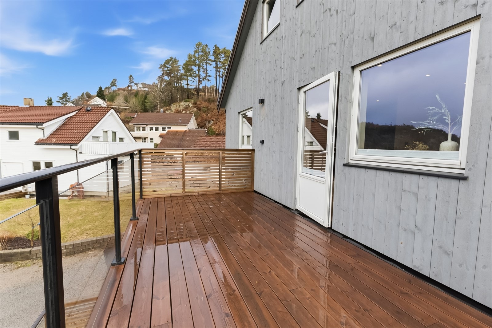 Egen terrasse i front med utsikt ut mot Rosfjorden. Galleribilde