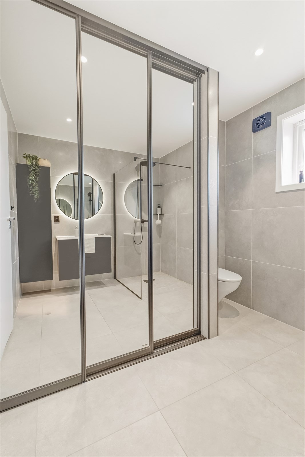 Opplegg til vaskemaskin/tørketrommel bak praktisk skyvedørsinnredning. Galleribilde