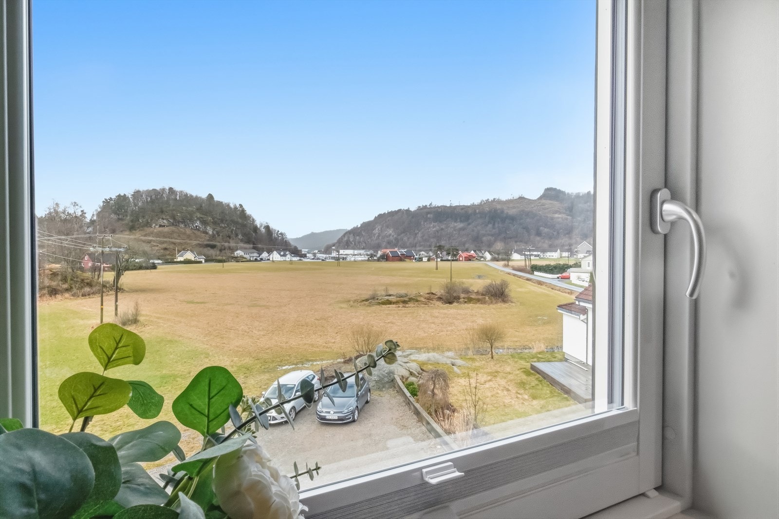 Utsikt fra soverom i loftsetasjen. Galleribilde