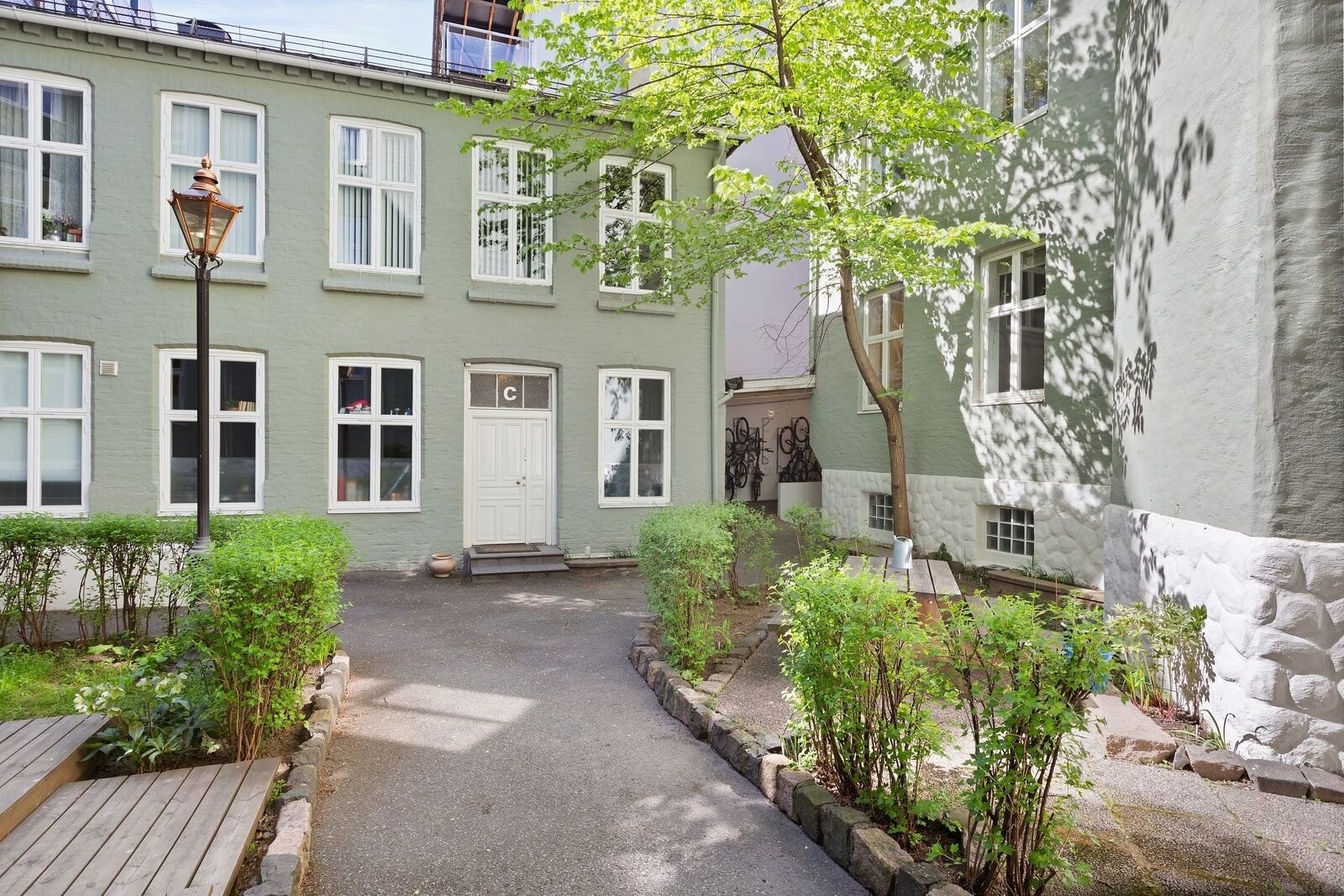Borettslaget har en fin og skjermet bakgård. I bakgården er det flere sittegrupper Galleribilde
