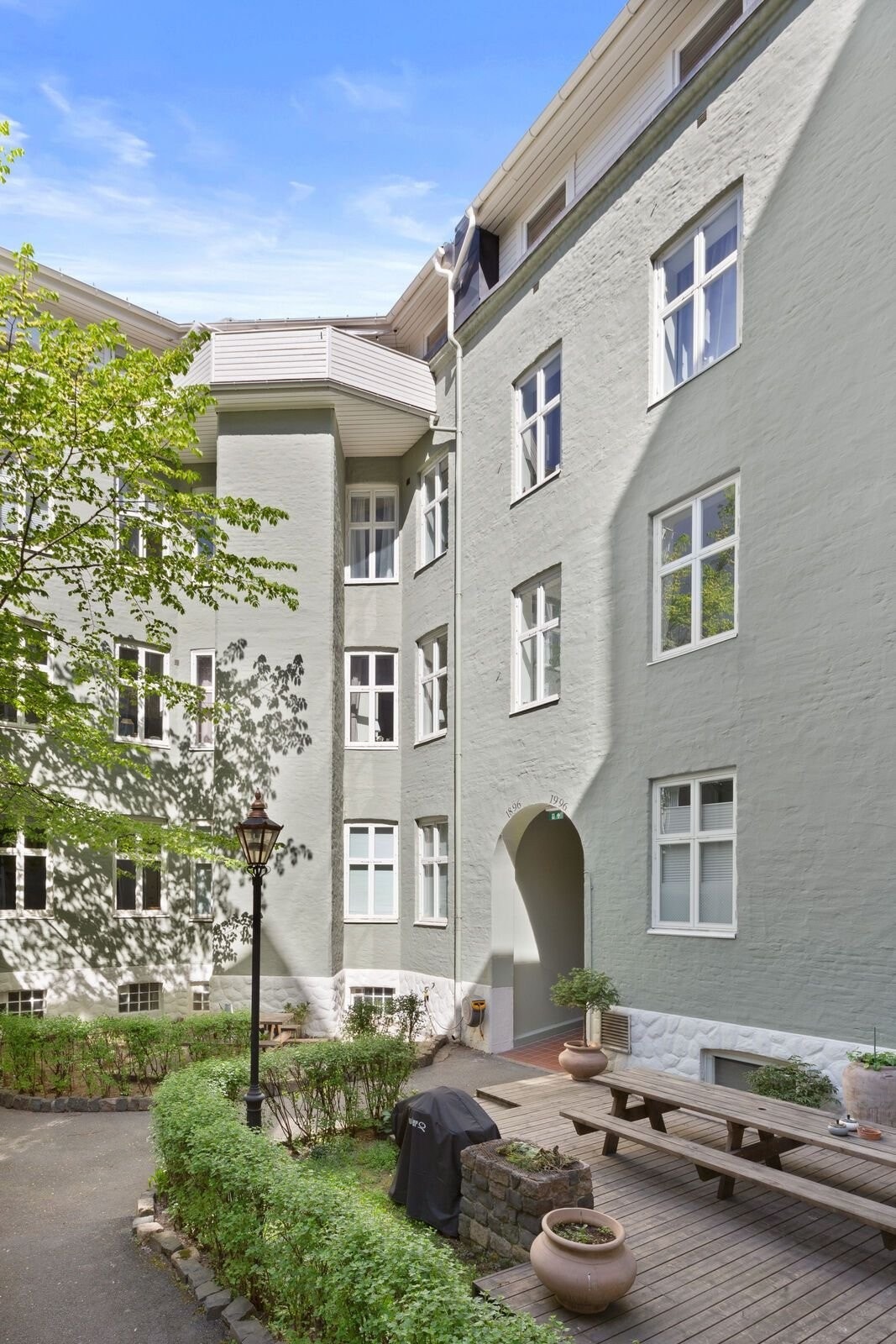 Adkomst via lukket portrom og bakgård. Galleribilde
