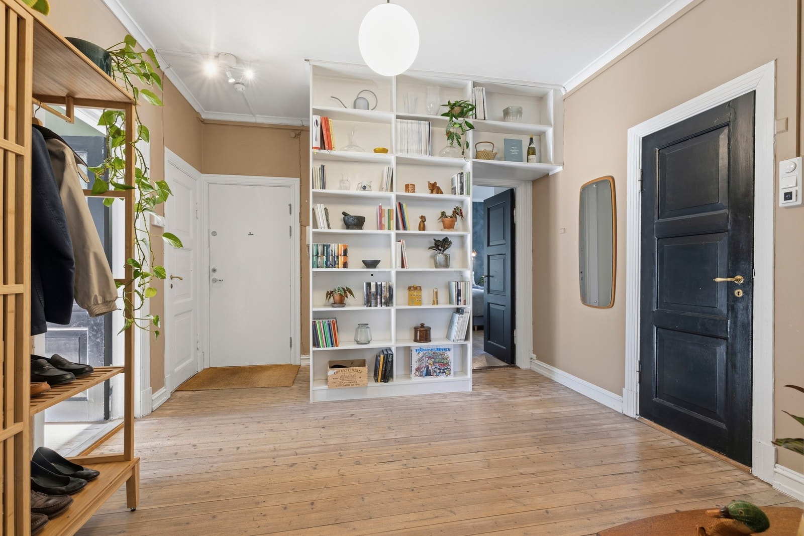 Romslig gang/bibliotek Galleribilde